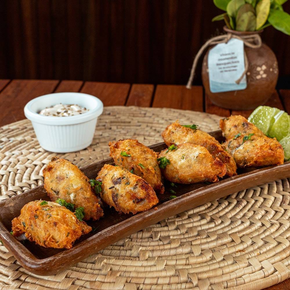 Bolinho de bacalhau com molho especial da casa