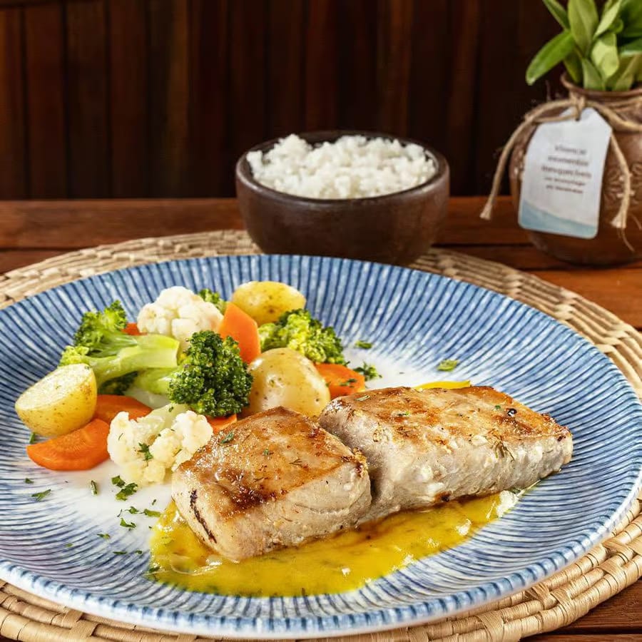 Filé de peixe com legumes salteados