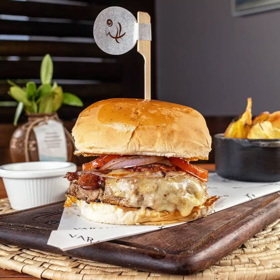 Hambúrguer da casa com chips de batata doce