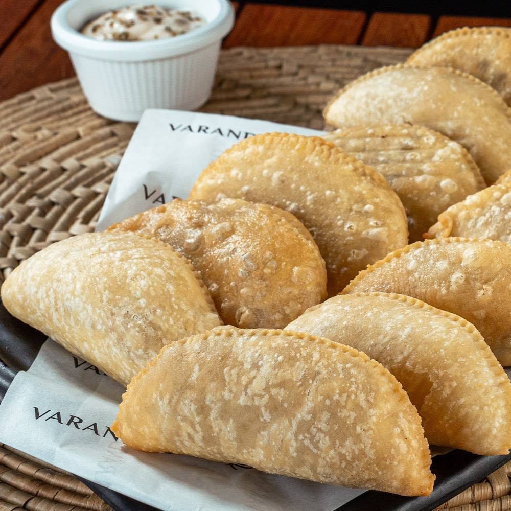 Pastel de camarão com molho especial da casa
