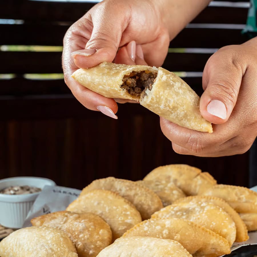 Pastel de carne com molho especial da casa