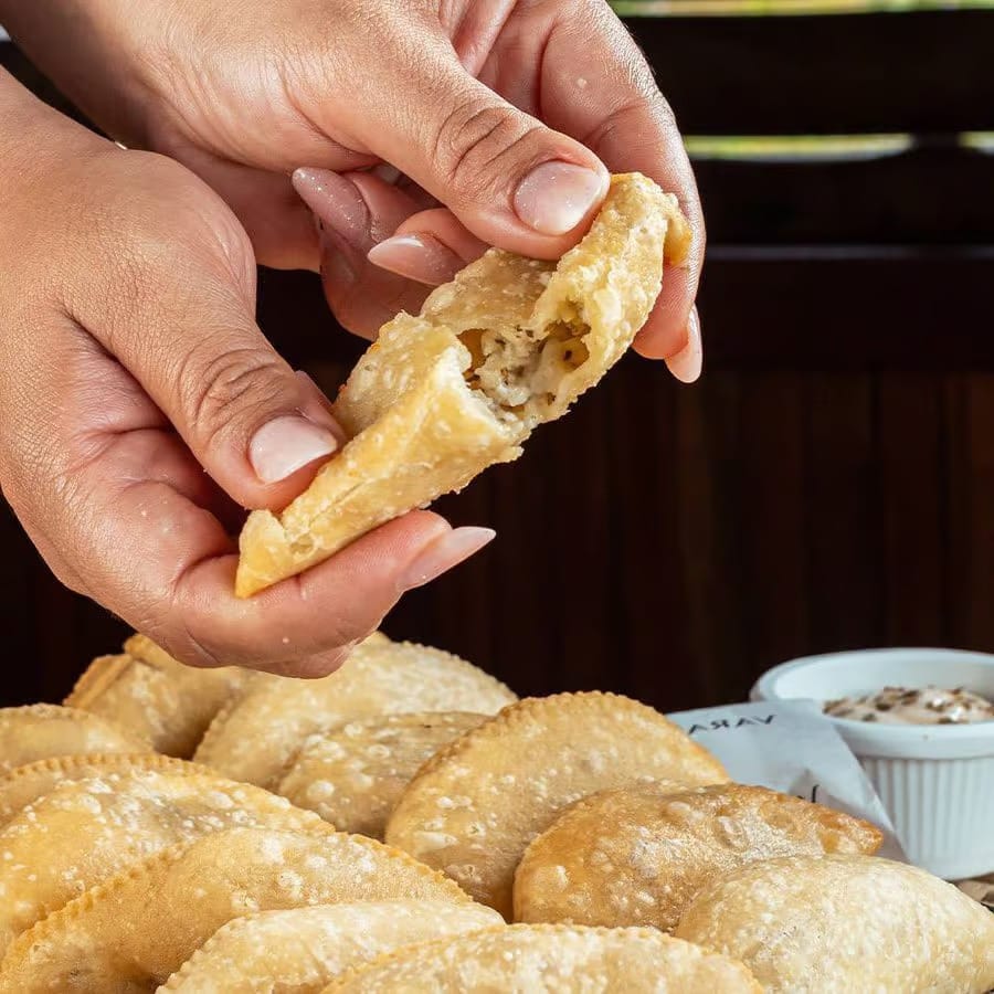 Pastel de queijo com molho especial da casa