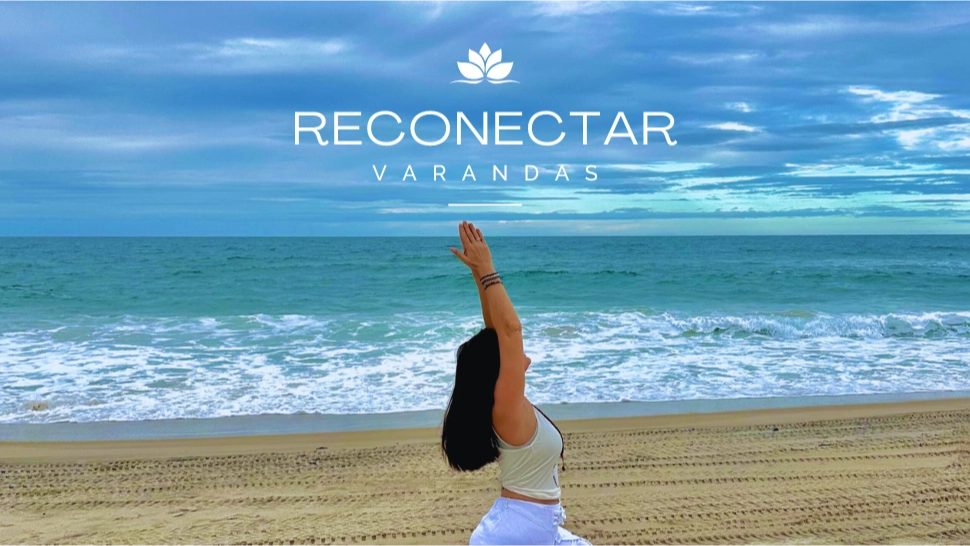 Entre o céu azul e o mar sereno de Águas Belas (Litoral Leste do Ceará), surge um convite à pausa, ao silêncio interior e ao reencontro com o que realmente importa. O Reconectar Varandas, que acontecerá de 07 a 11.12.25, é uma experiência de bem-estar, equilíbrio e presença, criada para quem busca desacelerar e se harmonizar com a natureza. Conduzida por Sherlla Oliveira, enfermeira, educadora e instrutora de Yoga, a jornada integra ciência e sensibilidade em práticas transformadoras. Ao longo da vivência, os participantes terão contato com yoga ao nascer do sol, meditação guiada, respiração consciente, experiências terapêuticas e momentos de autocuidado em meio à energia abundante do litoral cearense.